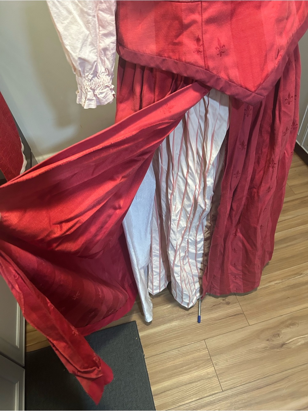Renaissance Red Theater Quality Costume Dress with White Chemise Size XL - Picture 4 of 4